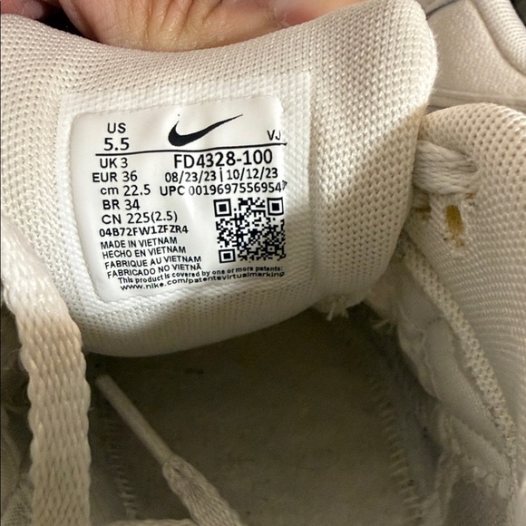 Nike Women’s Air Max 90 in Cream, Light Gray & Pale Yellow - Picture 6 of 7